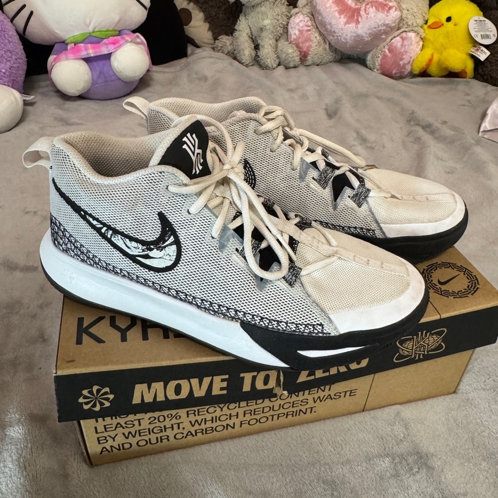 Nike Kids5.5/Women’s7 Sneakers - White and Black